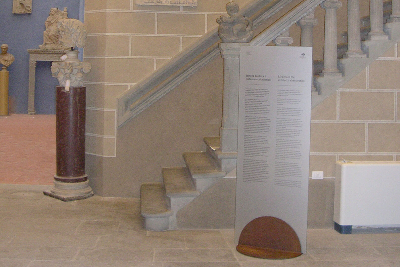 Museo Stefano Bardini totem in cristallo con base in corten